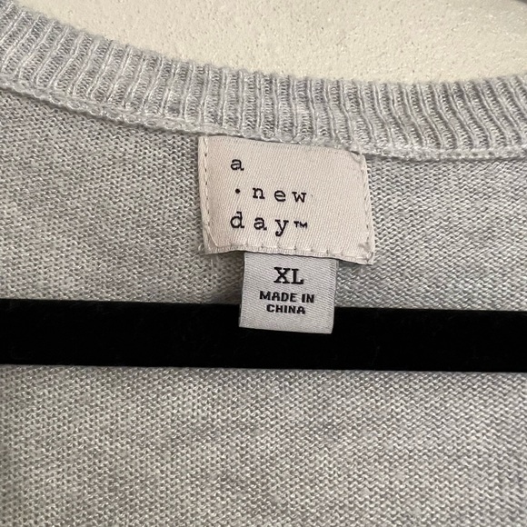 A New Day | V Neck Sweater | XL - Picture 4 of 4